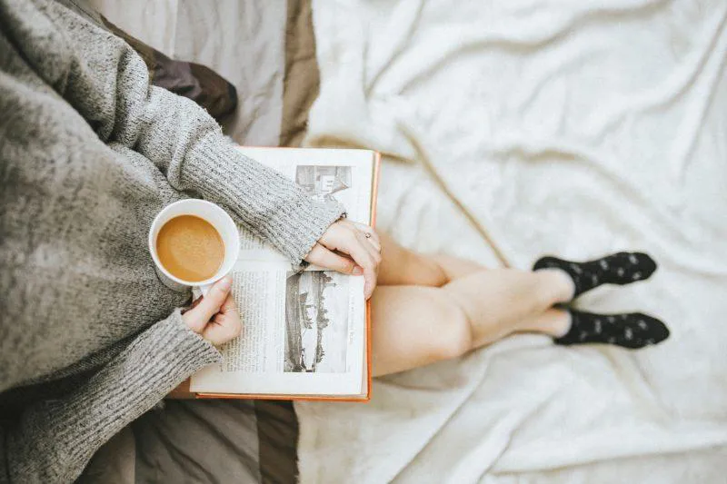 женщина с кофе и книгой