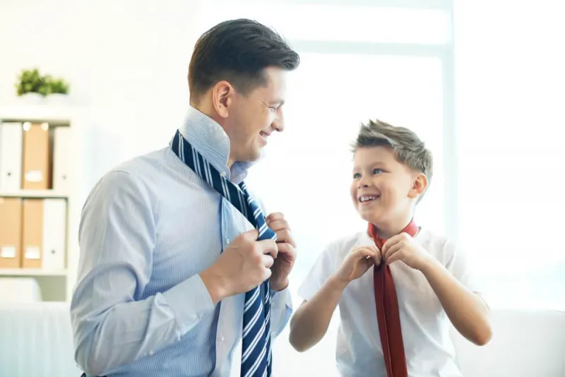 Отец и сын завязывают галстук