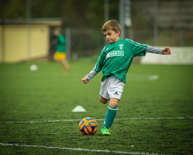 ребенок играет в футбол